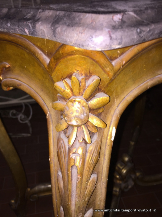 Mobili antichi - Tavoli e tavolini - Delizioso tavolino in legno dorato Antico tavolino dorato e scolpito - Immagine n°9  