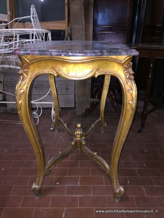 Mobili antichi - Tavoli e tavolini - Delizioso tavolino in legno dorato Antico tavolino dorato e scolpito - Immagine n°10  
