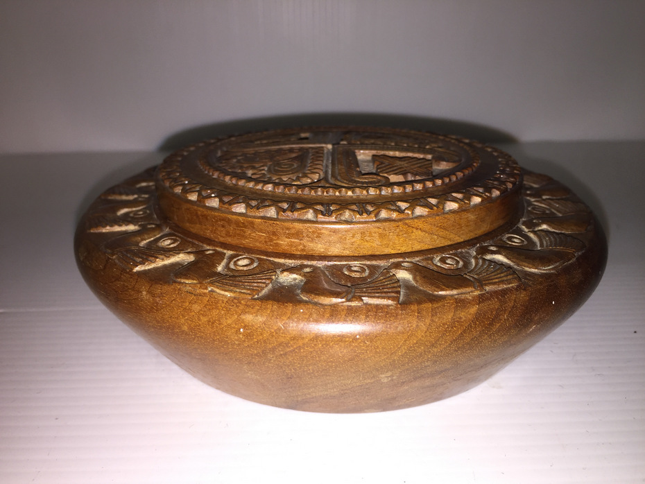 Sardegna antica → Tutto Sardegna → Antica scatola intagliata di Francesco Nonnis Antica scatola intagliata a mano con pavoncelle
Deliziosa scatola in legno di provenienza sarda: di forma rotonda (cm.Ø15; h.5), è finemente scolpita a mano nel 1940/50 da Francesco Nonnis (firmata: foto n°10), principe degli intagliatori …
... continua ...
Immagine:immagini/catalogo/5000/5983.jpg