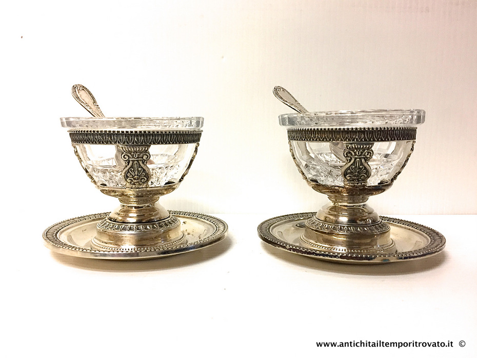 Antica coppia di saliere in argento e cristallo - Saliere in coppia in argento con decoro Impero