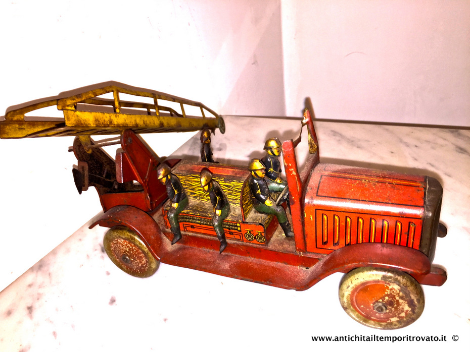 Giocattoli antichi - Giocattoli in latta
Antica camionetta dei vigili del fuoco - Antico giocattolo in latta
Immagine n° 