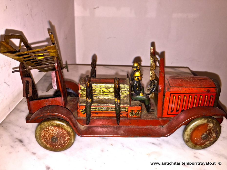 Giocattoli antichi - Giocattoli in latta - Antica camionetta dei vigili del fuoco Antico giocattolo in latta - Immagine n°2  