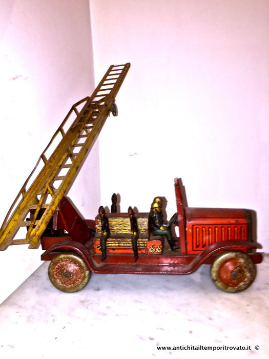 Giocattoli antichi - Giocattoli in latta - Antica camionetta dei vigili del fuoco Antico giocattolo in latta - Immagine n°6  