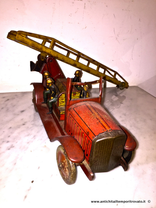 Giocattoli antichi - Giocattoli in latta - Antica camionetta dei vigili del fuoco Antico giocattolo in latta - Immagine n°8  