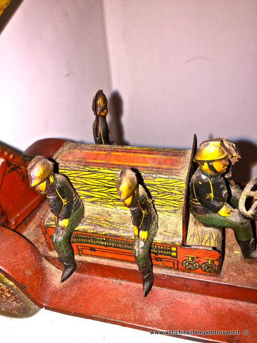 Giocattoli antichi - Giocattoli in latta - Antica camionetta dei vigili del fuoco Antico giocattolo in latta - Immagine n°9  