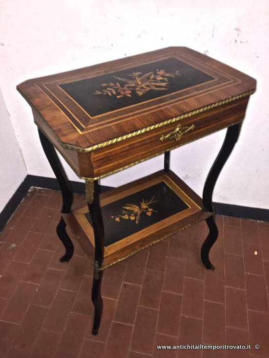 Mobili antichi - Tavoli e tavolini - Antico tavolino Napoleone III intarsi floreali Tavolino napoleone III intarsiato con uccellini - Immagine n°2  
