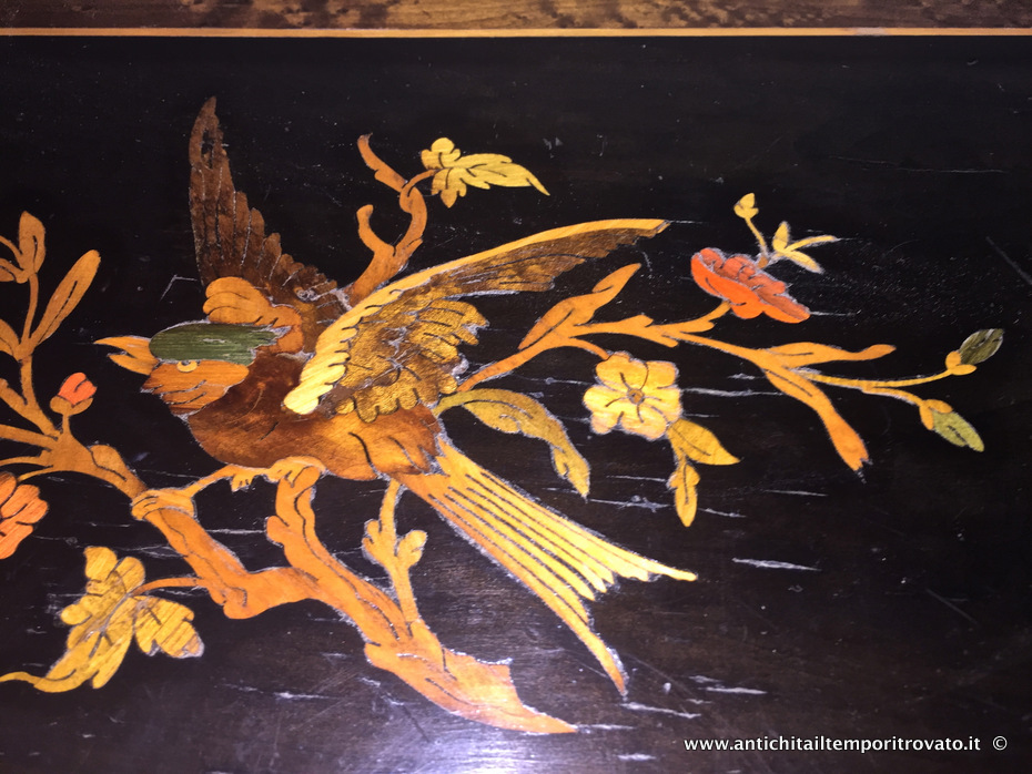 Mobili antichi - Tavoli e tavolini - Antico tavolino Napoleone III intarsi floreali Tavolino napoleone III intarsiato con uccellini - Immagine n°4  