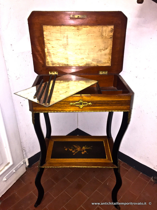 Mobili antichi - Tavoli e tavolini - Antico tavolino Napoleone III intarsi floreali Tavolino napoleone III intarsiato con uccellini - Immagine n°10  