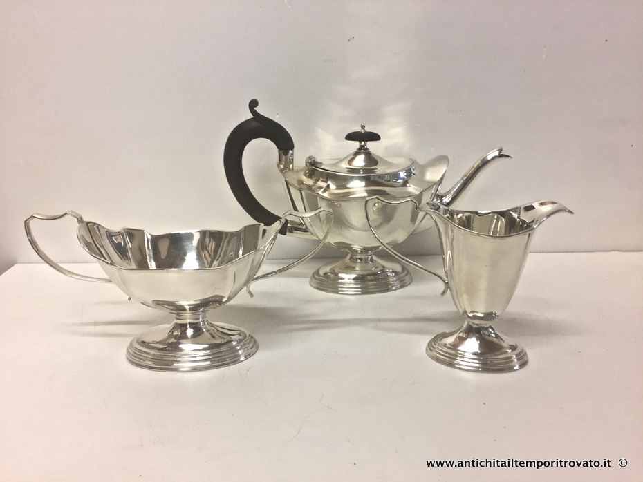 Sheffield d'epoca - Set in sheffield 
Tre antichi pezzi per servire il tè - Set inglese: teiera, lattiera, zuccheriera
Immagine n° 
