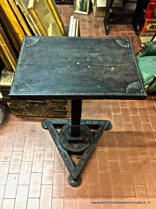 Antico tavolino sardo con base triangolare - Tavolino in castagno sardo ebanizzato intagliato