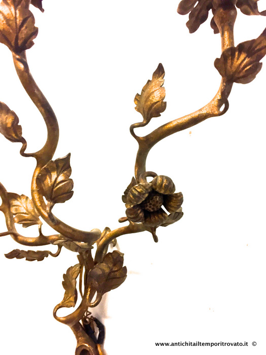 Oggettistica d`epoca - Lampadari e lampade - Antica coppia di appliques in ferro dorato Antiche e grandi appliques a 3 bracci in metallo dorato - Immagine n°3  