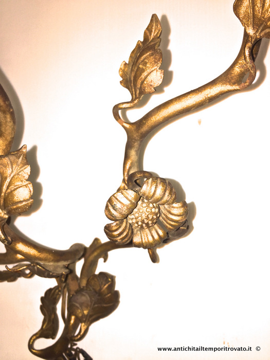 Oggettistica d`epoca - Lampadari e lampade - Antica coppia di appliques in ferro dorato Antiche e grandi appliques a 3 bracci in metallo dorato - Immagine n°4  