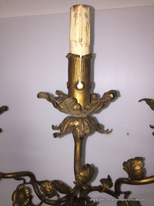 Oggettistica d`epoca - Lampadari e lampade - Antica coppia di appliques in ferro dorato Antiche e grandi appliques a 3 bracci in metallo dorato - Immagine n°5  