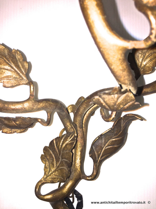 Oggettistica d`epoca - Lampadari e lampade - Antica coppia di appliques in ferro dorato Antiche e grandi appliques a 3 bracci in metallo dorato - Immagine n°8  