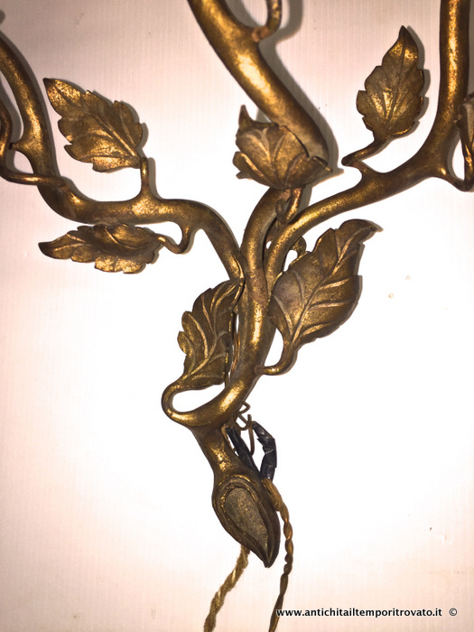 Oggettistica d`epoca - Lampadari e lampade - Antica coppia di appliques in ferro dorato Antiche e grandi appliques a 3 bracci in metallo dorato - Immagine n°9  