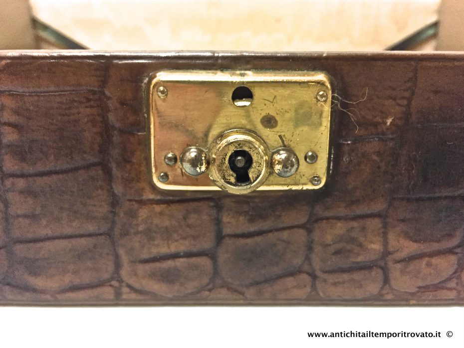 Oggettistica d`epoca - Oggetti vari - Antico porta gioielli in pelle - Immagine n°6  