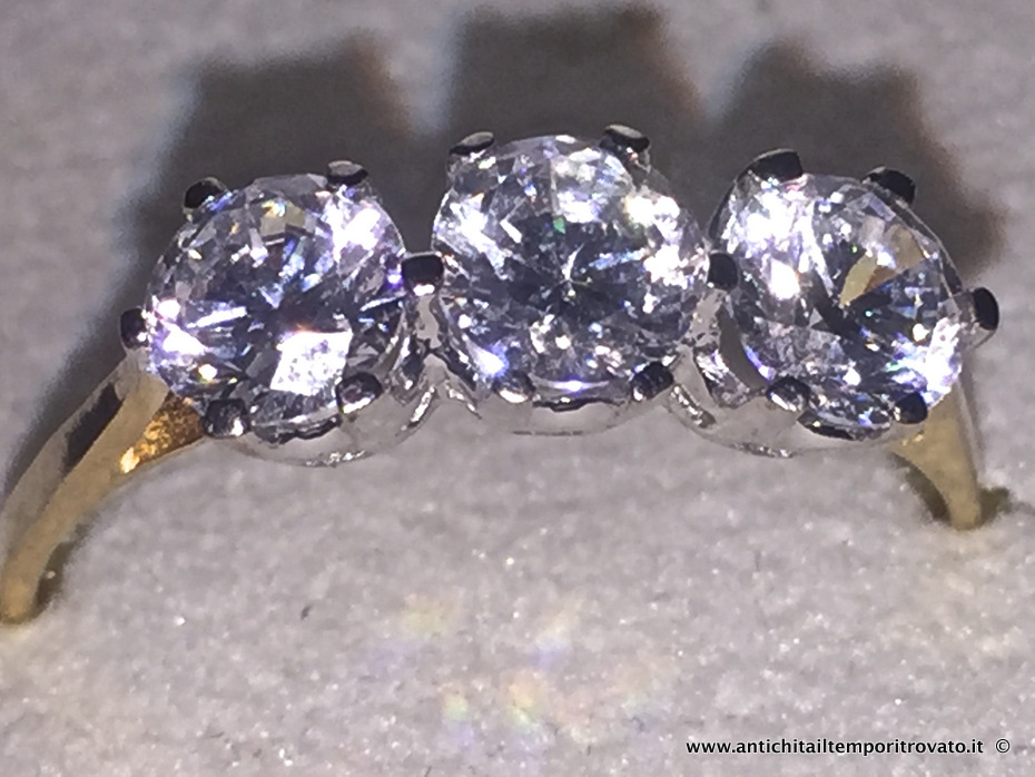 Gioielli e bigiotteria - Anelli
Anello inglese con 3 zaffiri bianchi - Antico anello in oro 9 kt.
Immagine n° 