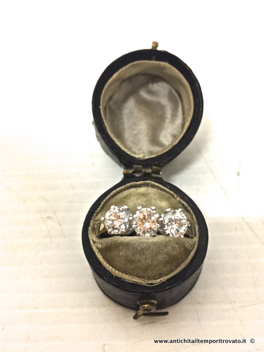 Gioielli e bigiotteria - Anelli - Anello inglese con 3 zaffiri bianchi Antico anello in oro 9 kt. - Immagine n°2  