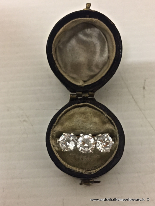 Gioielli e bigiotteria - Anelli - Anello inglese con 3 zaffiri bianchi Antico anello in oro 9 kt. - Immagine n°3  