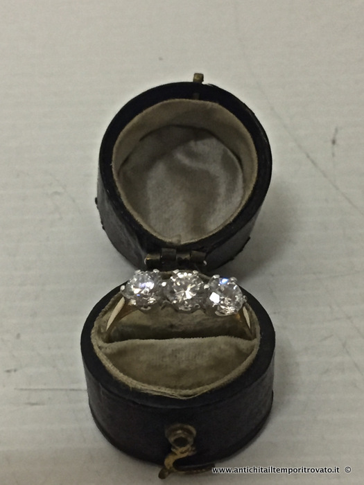 Gioielli e bigiotteria - Anelli - Anello inglese con 3 zaffiri bianchi Antico anello in oro 9 kt. - Immagine n°4  