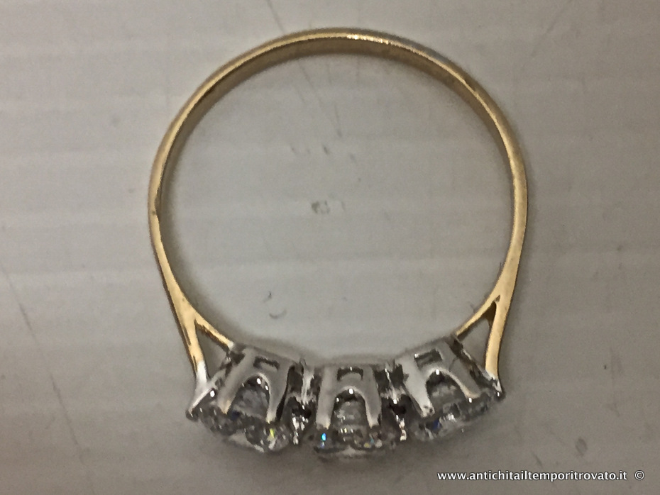 Gioielli e bigiotteria - Anelli - Anello inglese con 3 zaffiri bianchi Antico anello in oro 9 kt. - Immagine n°5  