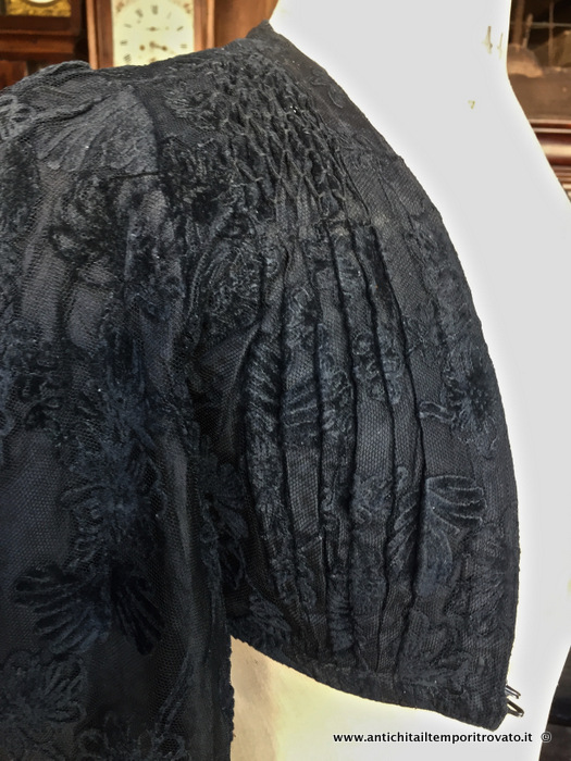 Antico giubbino del costume sardo di Cabras - Giubbino sardo di Cabras in pizzo nero