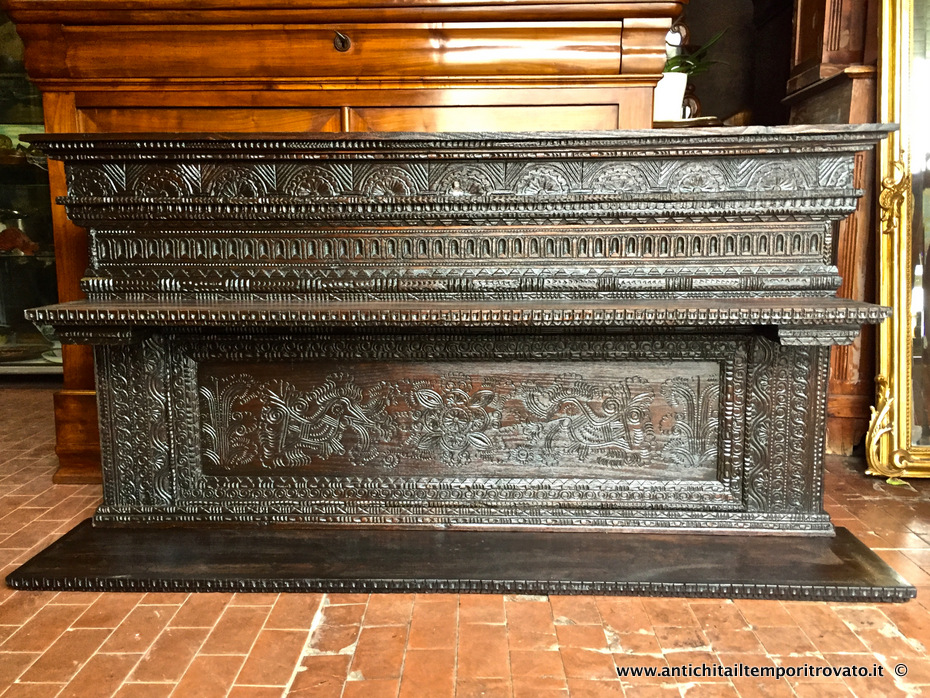 Sardegna antica → Tutto Sardegna → Antica mensola sarda in castagno intagliato Mensola sarda da appendere scolpita, in ogni sua parte
Splendida e inusuale mensola sarda da appendere (154x28; h.79) intagliata in ogni sua parte, realizzata in Sardegna in massello di castagno nella seconda metà dell'800. Composta da 2 ripiani …
... continua ...
Immagine:immagini/catalogo/6000/6270.jpg