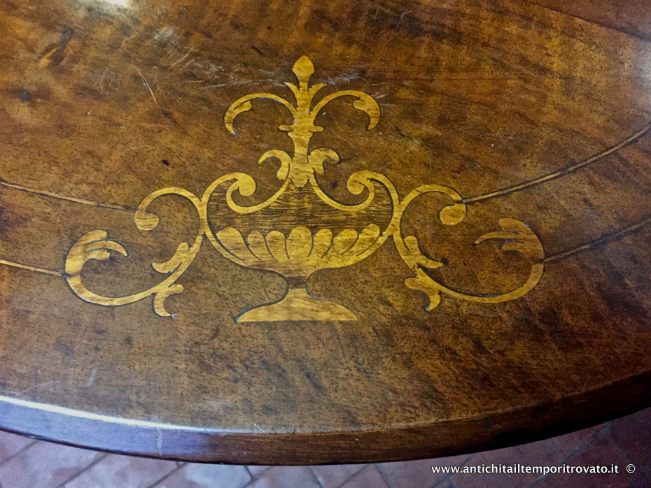 Mobili antichi - Tavoli e tavolini - Antico tavolino da salotto Vittoriano Antico tavolino ovale intarsiato - Immagine n°8  