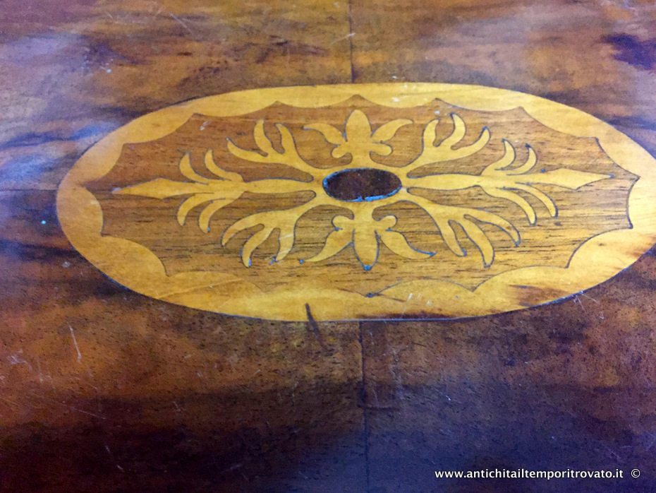 Mobili antichi - Tavoli e tavolini - Antico tavolino da salotto Vittoriano Antico tavolino ovale intarsiato - Immagine n°9  