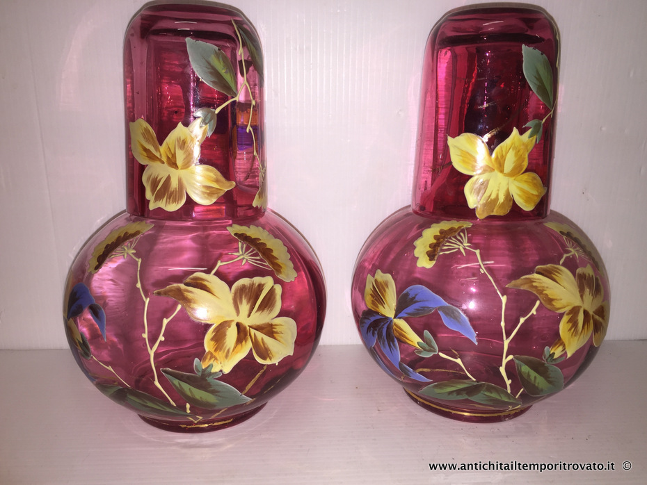 Antica coppia bottiglie da notte decorate a mano - Bottiglie da notte in vetro dipinto e soffiato a mano