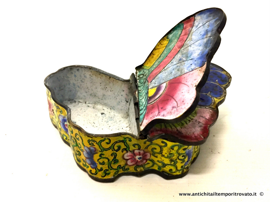 Oggettistica d`epoca - Scatole varie - Antica scatola orientale smaltata a mano Antica scatola a forma di farfalla in ferro smalto - Immagine n°4  
