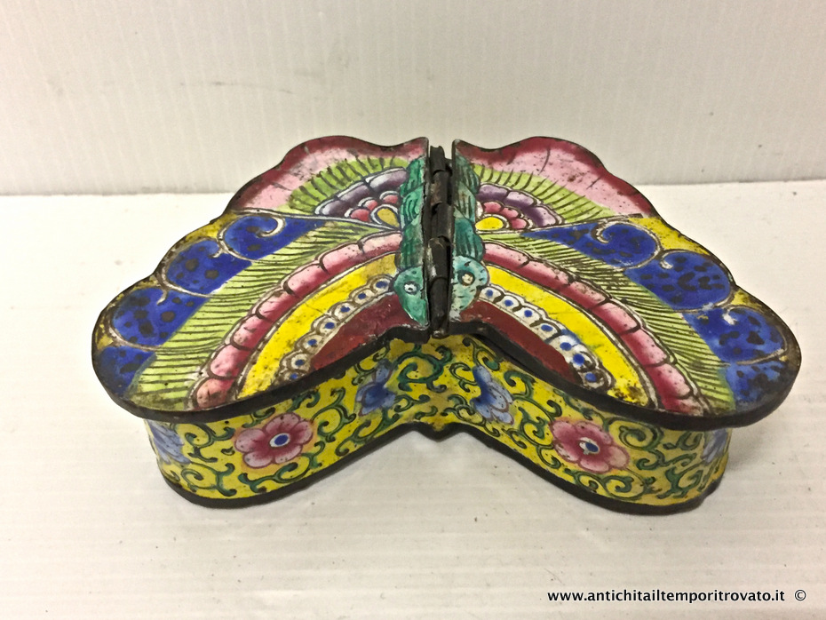 Oggettistica d`epoca - Scatole varie - Antica scatola orientale smaltata a mano Antica scatola a forma di farfalla in ferro smalto - Immagine n°5  