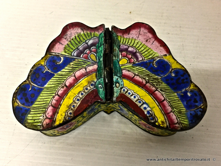 Oggettistica d`epoca - Scatole varie - Antica scatola orientale smaltata a mano Antica scatola a forma di farfalla in ferro smalto - Immagine n°9  