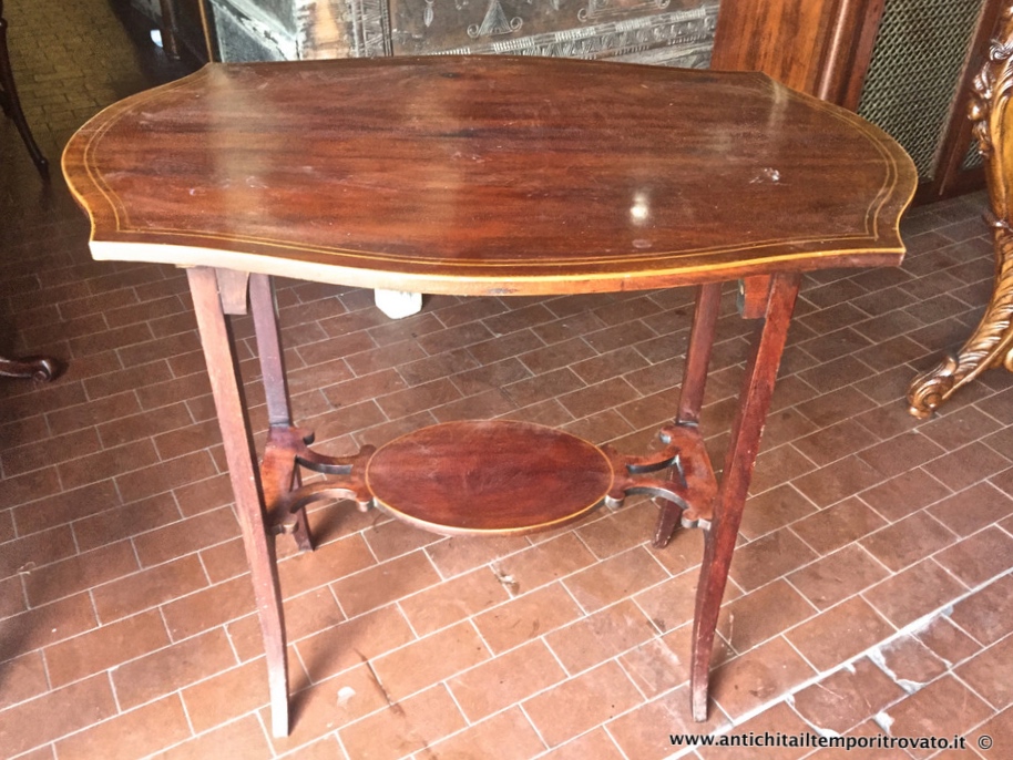 Antico tavolino Edoardiano in massello di mogano filettato in legno di frutto - 