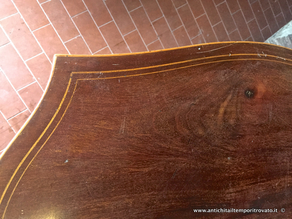 Mobili antichi - Tavoli e tavolini - Antico tavolino Edoardiano in massello di mogano filettato in legno di frutto  - Immagine n°3  