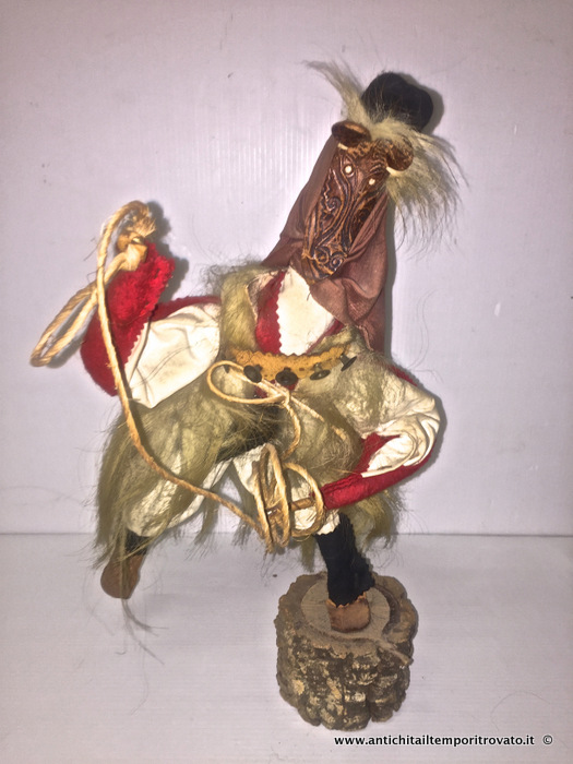 Antico personaggio del carnevale sardo -  S'issohadore, maschera sarda del carnevale