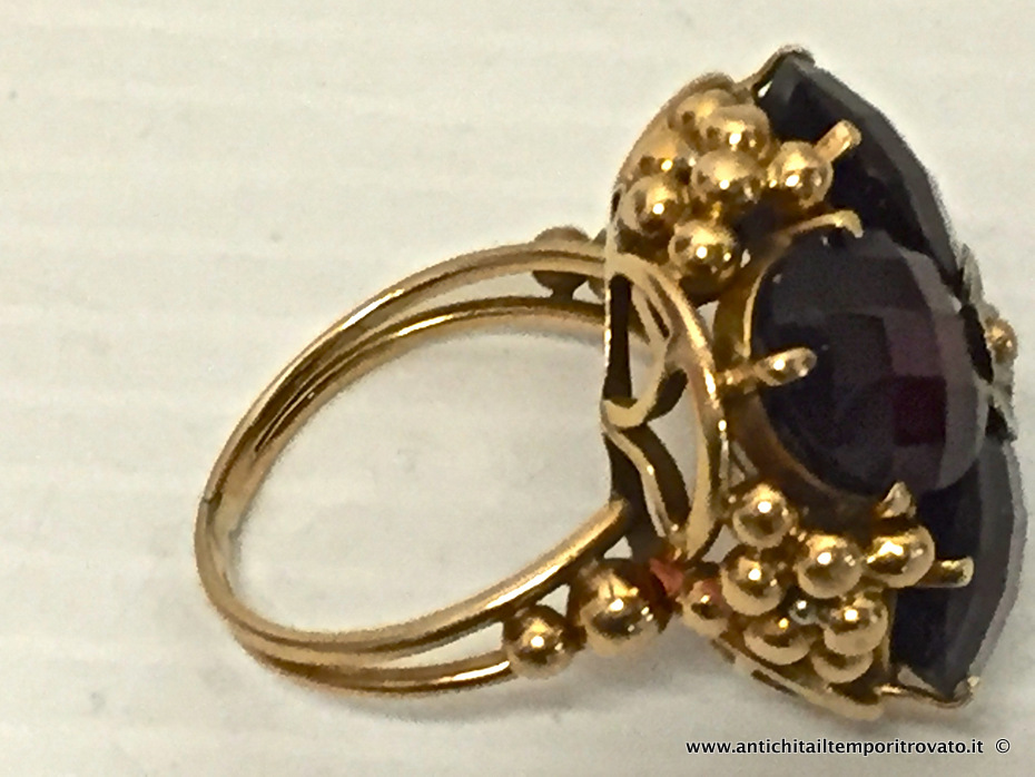 Gioielli e bigiotteria - Anelli - Antico e grande anello in oro 750 con 4 granati Antico e grande anello in oro e granati a formare un quadrifoglio - Immagine n°3  