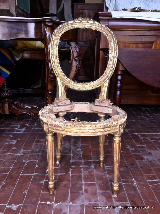 Antico set composto da 4 sedie a medaglione dorate a guazzo - Antiche sedie dorate con schienale a medaglione