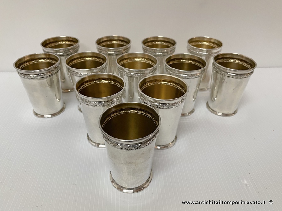 Argenti antichi → Oggetti vari in argento  → Set di 12 piccoli bicchieri in argento da liquore

Delizioso set composto da 12 piccoli bicchieri in argento 800 (h. cm.7) con interno in vermeil realizzati in Italia nel 1930: il fondo di ogni bicchiere misura cm.Ø4 (foto n°5), la parte superiore …

... continua ...

