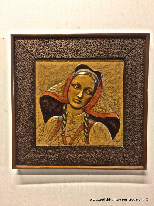 Antico quadro in resina di Donini - Quadro rappresentante donna sarda di Donini