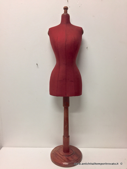 Oggettistica d`epoca → Oggetti vari → Antico manichino da bambino per lavori sartoriali Antico e raro manichino da bambino
Delizioso e raro manichino da bambino in perfetto stato di conservazione realizzato a Torino nel 1945/50 per l'Accademia Lavori Femminili Signorile Professionale, Prof.ssa Magda De' Lazzari P.zza …
... continua ...
Immagine:immagini/catalogo/6000/6370.jpg