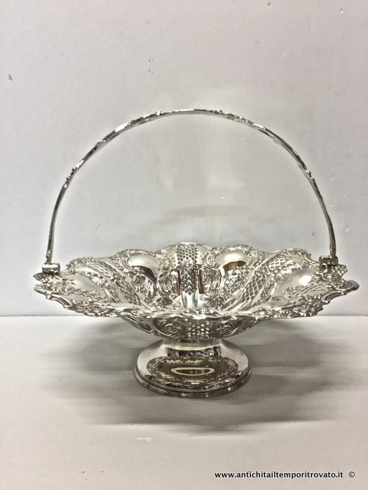 Antico cestello in silver plate decorato a sbalzo con elementi floreali - Antico centrotavola inglese in silver pate