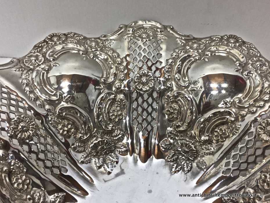 Sheffield d'epoca - Cestelli  - Antico cestello in silver plate decorato a sbalzo con elementi floreali Antico centrotavola inglese in silver pate - Immagine n°5  