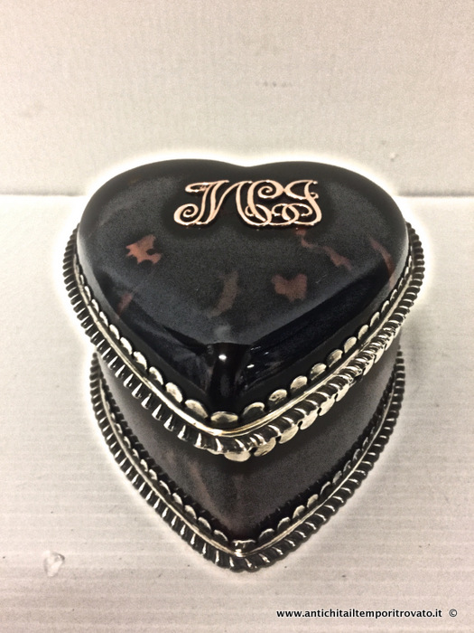 Antica scatola inglese  a forma di cuore in bachelite e argento 925 - Cuore portagioie in bachelite e argento 1910