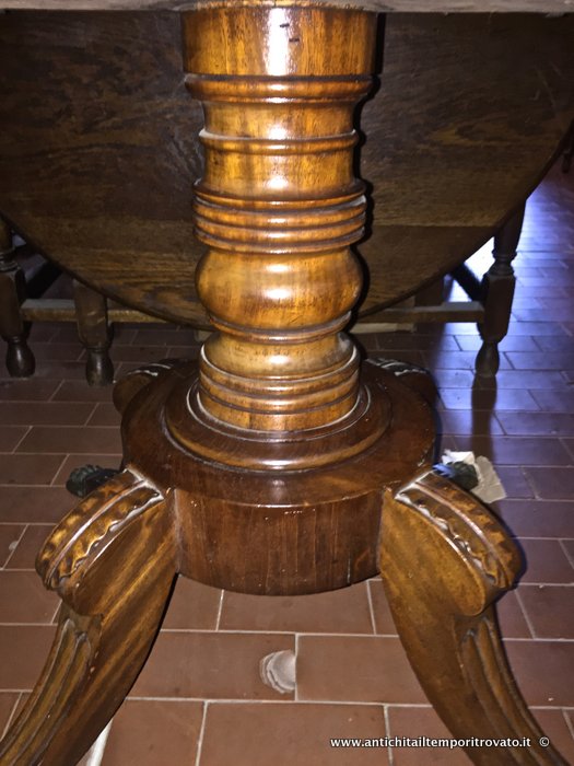 Mobili antichi - Tavoli a bandelle  - Elegante tavolo da salone dell'800 con bandelle Antico tavolo Vittoriano con colonna centrale - Immagine n°6  