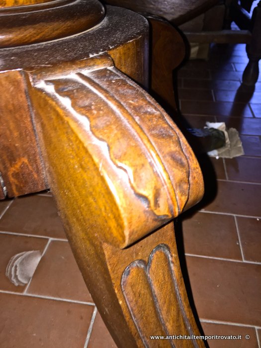 Mobili antichi - Tavoli a bandelle  - Elegante tavolo da salone dell'800 con bandelle Antico tavolo Vittoriano con colonna centrale - Immagine n°8  