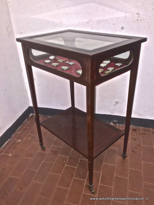 Mobili antichi - Tavoli e tavolini - Antica teca in mogano filettato Antico tavolino bacheca in mogano - Immagine n°2  