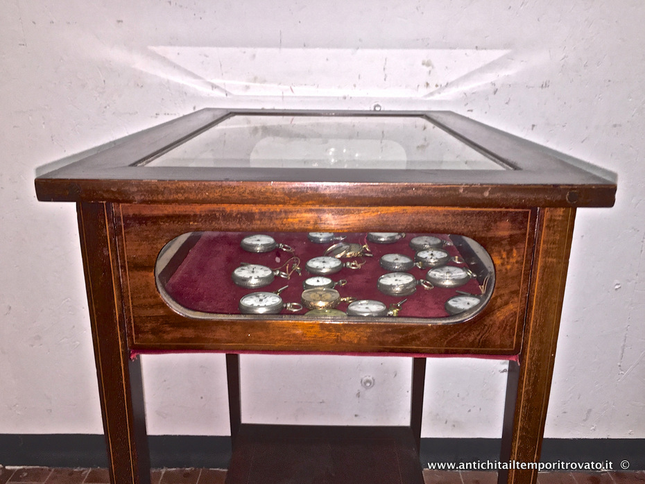 Mobili antichi - Tavoli e tavolini - Antica teca in mogano filettato Antico tavolino bacheca in mogano - Immagine n°5  