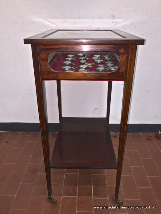 Mobili antichi - Tavoli e tavolini - Antica teca in mogano filettato Antico tavolino bacheca in mogano - Immagine n°6  