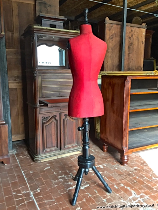 Oggettistica d`epoca → Oggetti vari → Originale manichino sartoriale italiano A.J. Masso, Via Quartieri 2 Torino Antico manichino da sarto per abiti da donna
Antico manichino sartoriale per abiti da donna realizzato in Italia nei primi anni del 900. In faggio ebanizzato con treppiede tornito, reca la scritta del negozio: A.J. Masso, Via Quartieri 2 Torino …
... continua ...
Immagine:immagini/catalogo/6000/6418.jpg